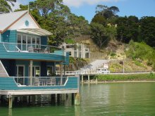 Haus neben Parkplatz Ferry