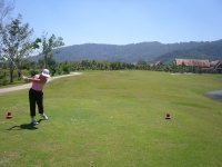 Jugando al golf en Mission Hills.