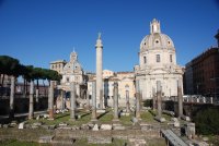 Het (politieke en religieuze) centrum van Rome in het Romeinse Rijk. De belangrijkste beslissingen werden er genomen, executies vonden er plaats en legers marcheerden er rond. Later, na de ondergang van het Romeinse Rijk, raakte het Forum Romanum in verval. In de negentiende eeuw begonnen de opgravingen. Het Forum Romanum ligt zon tien meter lager dan de naastgelegen Via dei Fori Imperiali. Onder deze drukke verkeersweg liggen ook nog overblijfselen van het Romeinse Rijk.