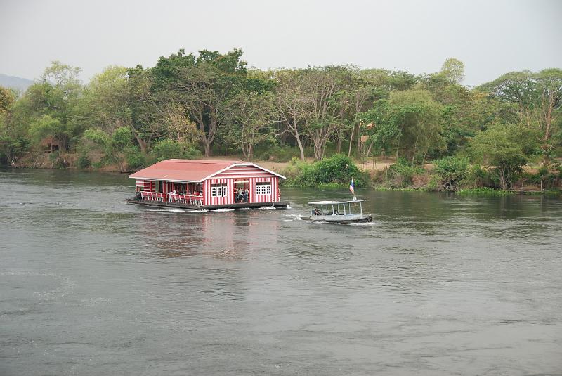 DSC_0545.JPG - A floating Restaurant.