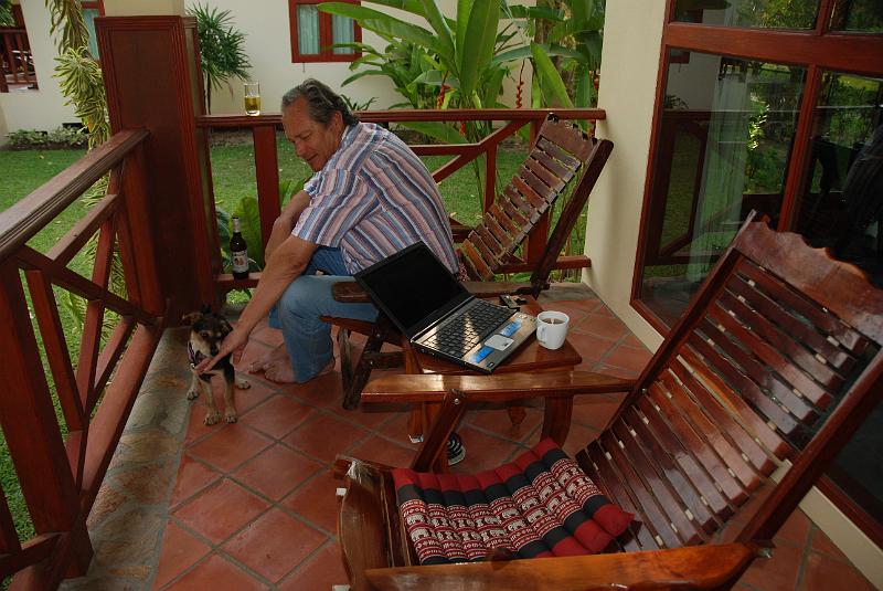 DSC_0575.JPG - Oriental Kwai Resort. Our balcony with Brownie.