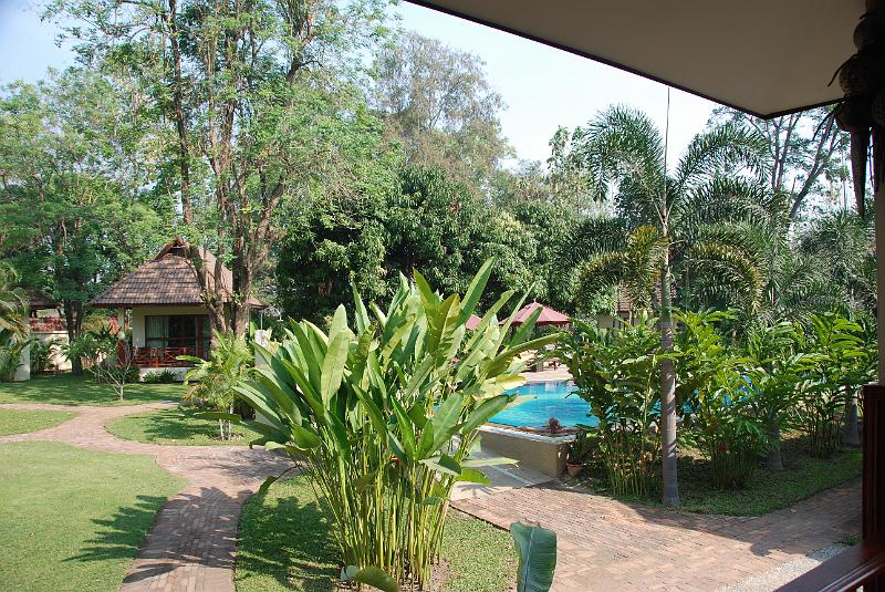 DSC_0600.JPG - Oriental Kwai Resort. Our cottage and the pool.