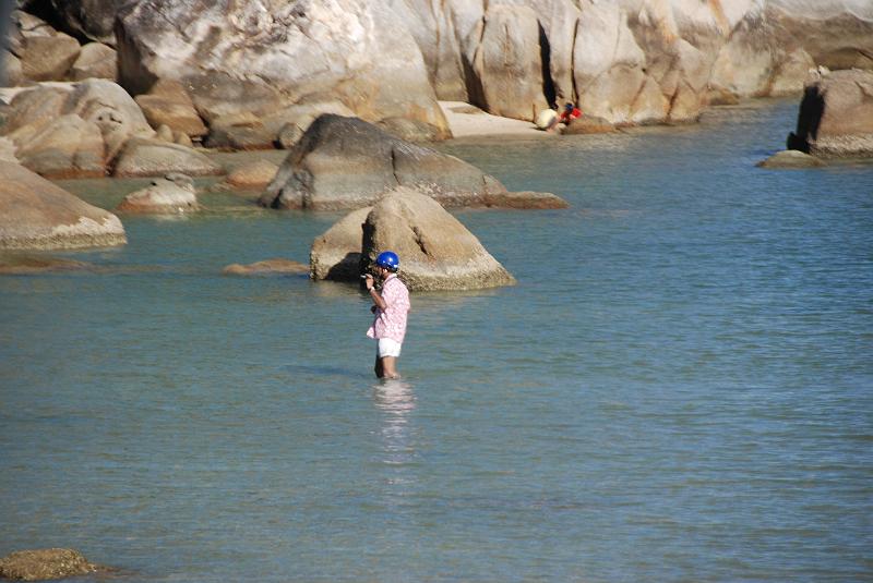 DSC_1125.JPG - Directly from his moped gone to make pictures of HINTAHINYHAY ( Grandfather & Grandmother Rock ).
