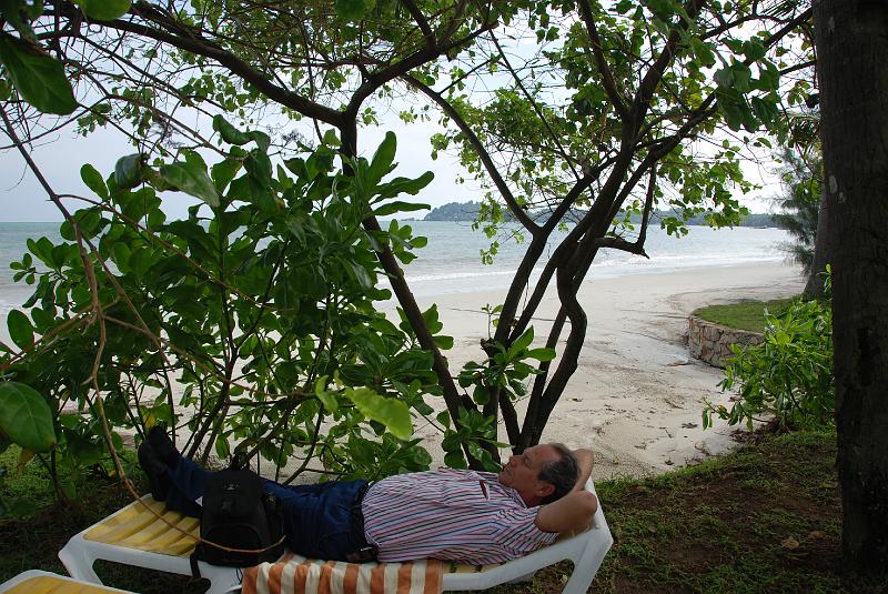 DSC_0060.JPG - Nirwana Gardens Hotel. Beach. Bernd relaxing.