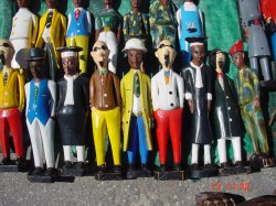 Holz Figuren auf dem Wochenend Markt