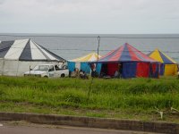 Partyzelte von Schwarzen auf dem Strand.