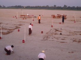 Vorbereitung fuer das Barbecue auf der Sandbank / voorbereiding voo de barbecue op de zandbank / preparation for the barbecue on the sandbank.