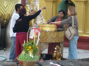 Wir giessen Wasser auf den Buddhas.