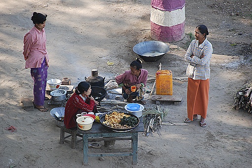 DSC_0123.JPG - Cooking on the beach of the river.