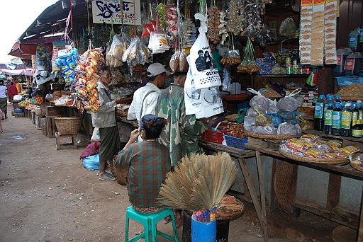 DSC_0122.JPG - Market in Nyaung U.