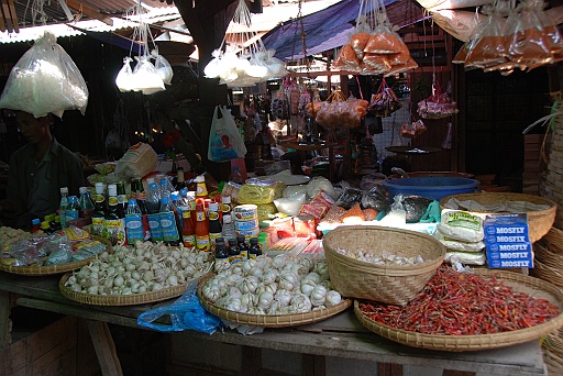 DSC_0123.JPG - Market in Nyaung U.