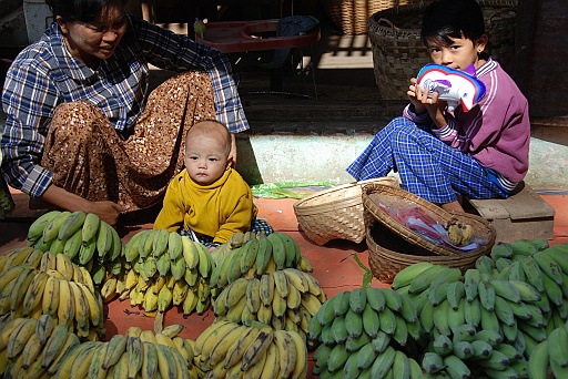 DSC_0125.JPG - Market in Nyaung U.