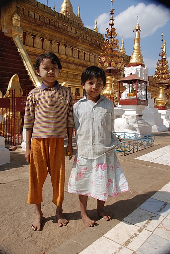 DSC_0147.JPG - Shwezigon Pagoda in Nyaung U.