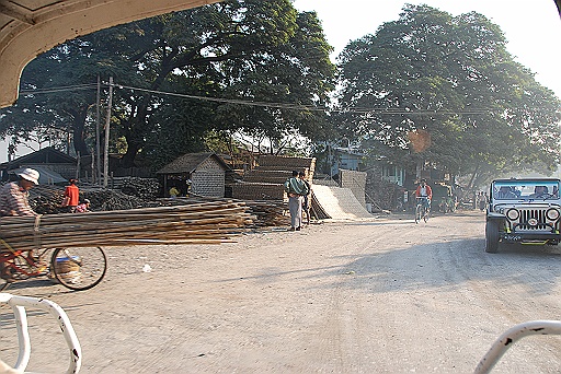DSC_0367.JPG - The traffic in Mandalay..