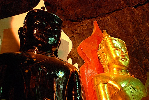 DSC_0519.JPG - Pindaya Caves.A black and a golden Bhudda.
